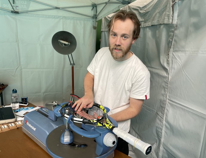 “Chaque jour, je corde une vingtaine de raquettes”